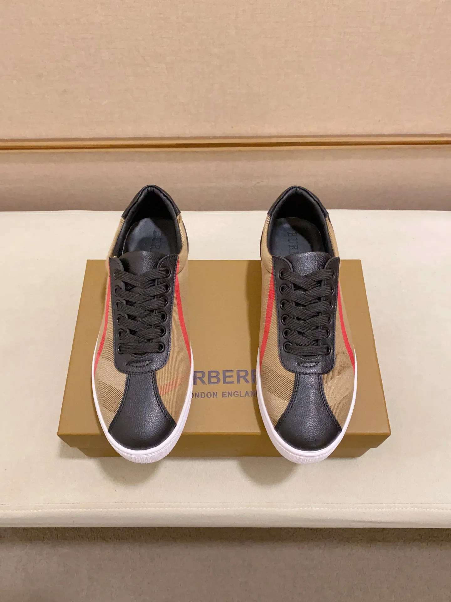 Men's shoes 💰: 400💰🥳◾️▫️The new Burberry men's classic low-top sneakers are reinterpreted with Vintage retro plaid cotton material and calfskin, decorated with a new brand logo. First-layer sheepskin lining, embossed Burberry logo on the heel, and original TPU outsole! Code number: 38-44. Can be customized45